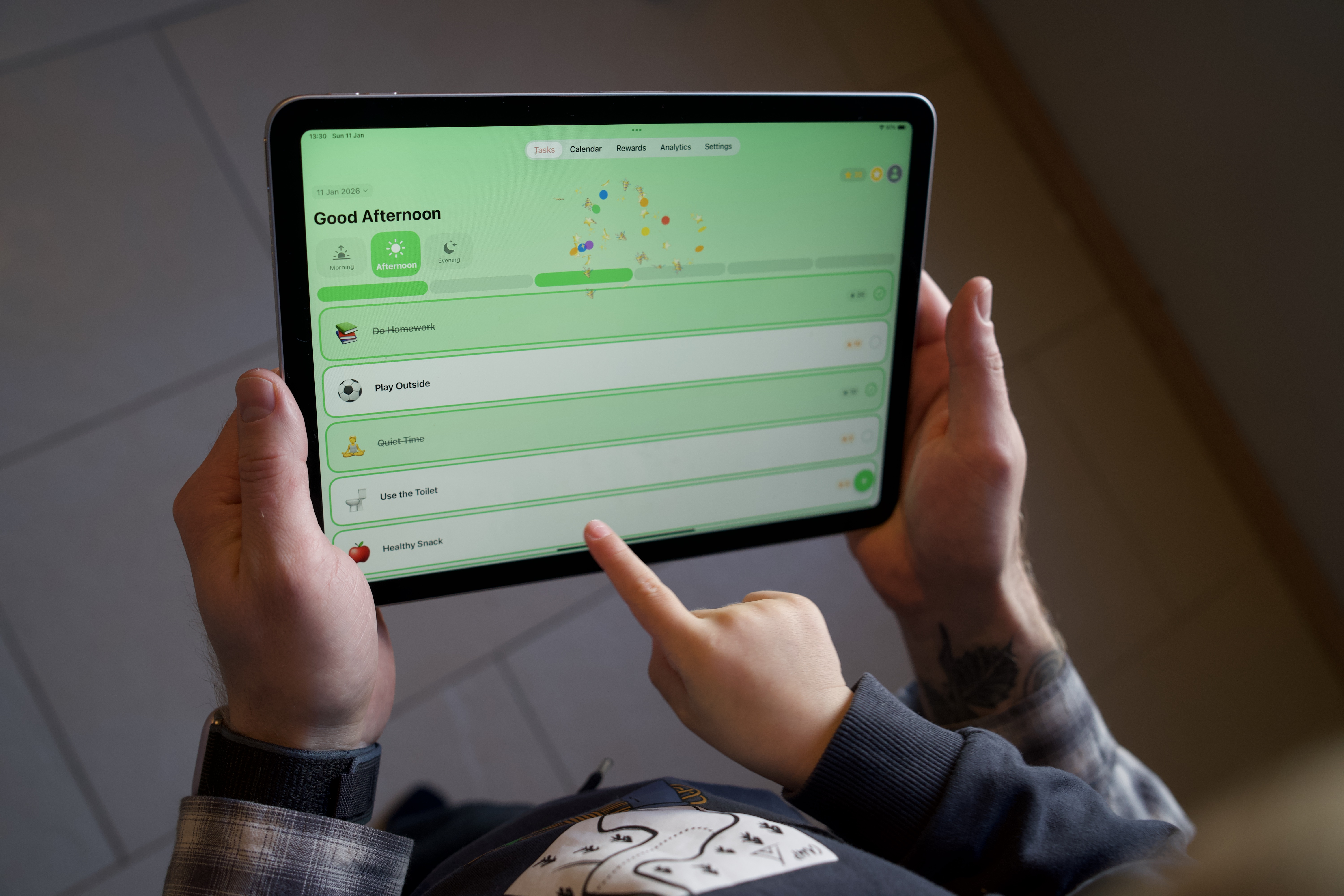 Person using Vigdís app in a cafe